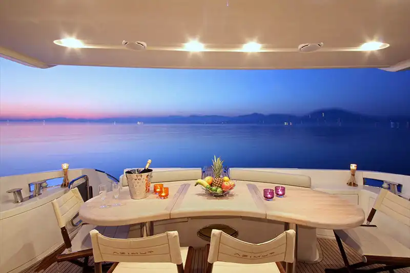 Azimut 62 EVO Fly: A very popular motor yacht in the 2000s.