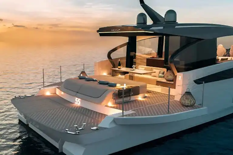 The Azimut Seadeck yachts offer a highly optimized deck space for relaxation.
